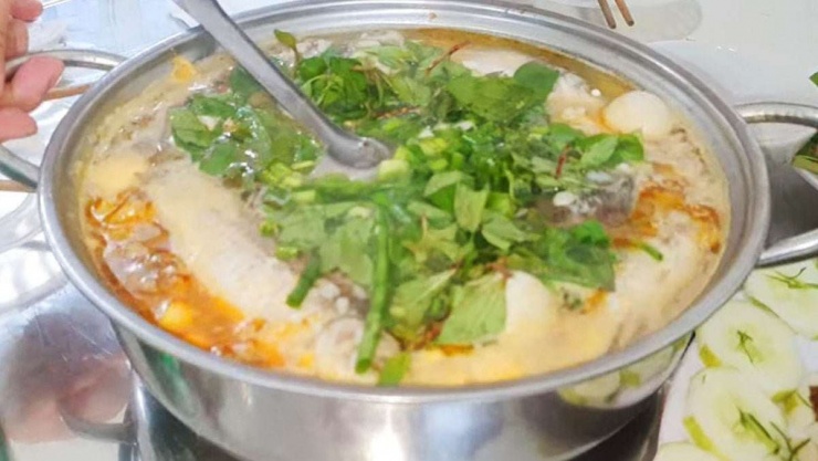 Cháo cá diếc rau răm lạ miệng, thơm ngon.&nbsp;Thịt cá diếc mềm ngọt, giàu chất dinh dưỡng.