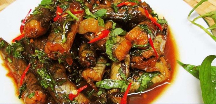 Cá kèo kho rau răm thơm ngon sẽ giúp thực đơn bữa tối nhà bạn thêm phần hấp dẫn.&nbsp;Thịt cá mềm và béo với vị mặn, ngọt vừa ăn, kết hợp với hương rau răm đặc trưng cùng vị cay của ớt và tiêu.