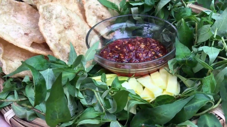 Chả cá cuốn rau răm lạ miệng, cực ngon.&nbsp;Khi ăn bạn sẽ cuốn chả cá với rau răm hoặc dùng bánh tráng để cuối chả cá và rau răm rồi chấm với sốt tương ớt.