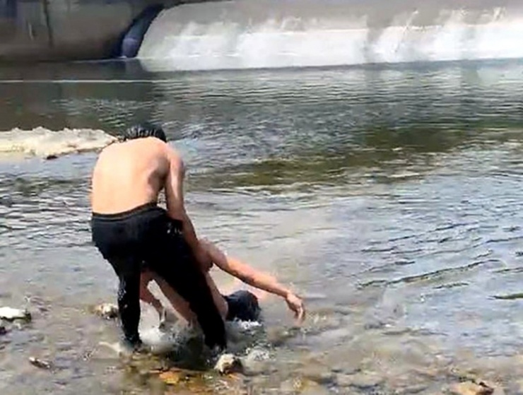 Nam sinh lớp 8 may mắn được phát hiện, cứu sống khi đang chới với giữa dòng nước.