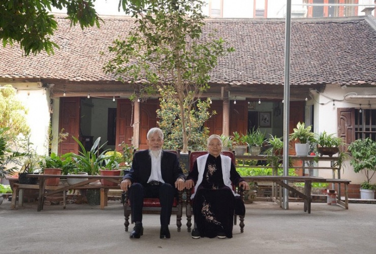 Vợ chồng cụ Cứ chụp ảnh kỷ niệm bên nhà thờ cũ&nbsp;