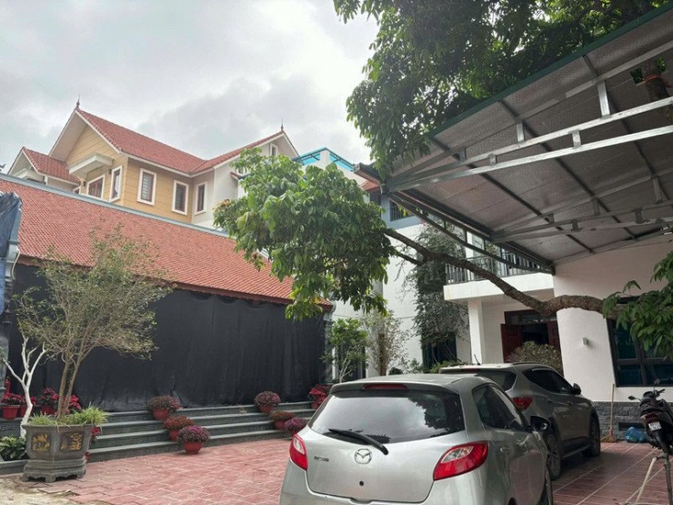 Nhà thờ tổ nằm ở vị trí trung tâm của khuôn viên&nbsp;