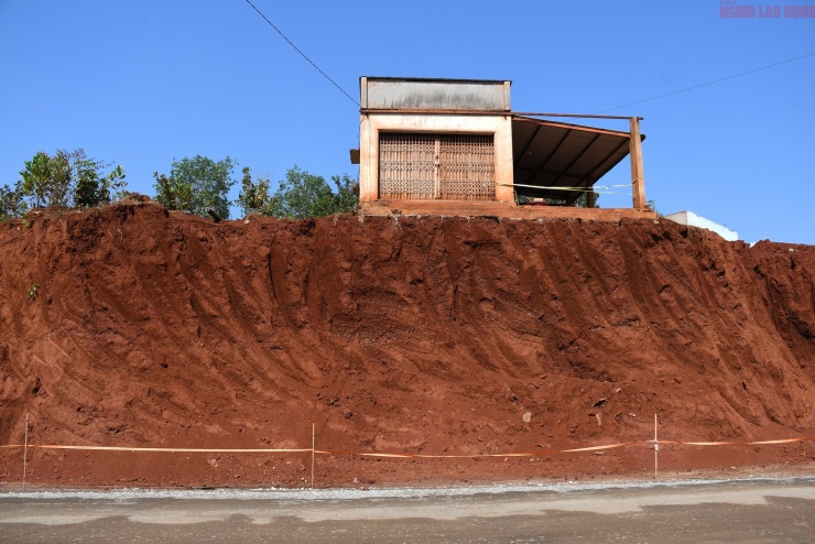 Toàn cảnh vụ nhà dân cheo leo bên mép vực gây bức xúc ở Đồng Nai - 8