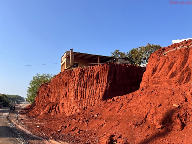 Ngày 9-3, Sở Xây dựng kiến nghị dự án chỉ được tiếp tục thi công khi hoàn tất giải phóng mặt bằng. Ngày 13-3, Công an Đồng Nai vào cuộc, làm rõ.