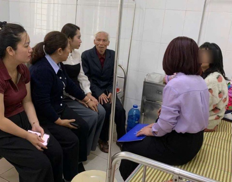 Lãnh đạo Sở GDĐT tỉnh Hưng Yên thăm hỏi tình hình sức khoẻ em H. sáng 18/3.