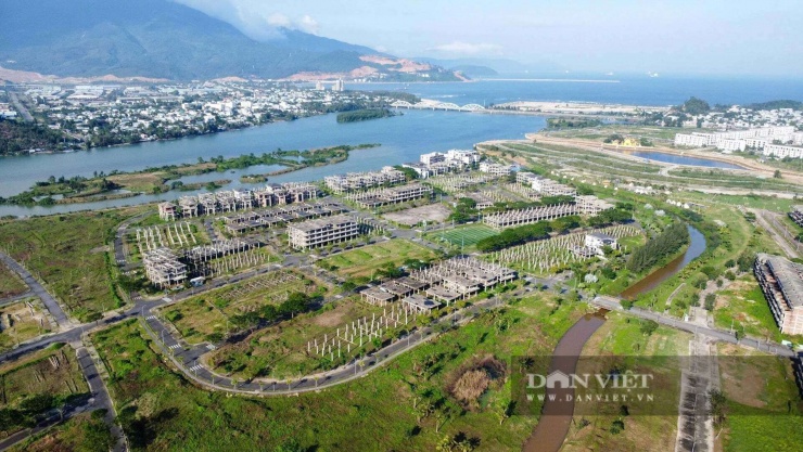 Hàng trăm biệt thự xuống cấp trong khu đô thị sinh thái Golden Hills City bỏ hoang ở Đà Nẵng, gây lãng phí nguồn lực đất đai. Ảnh: Viết Niệm