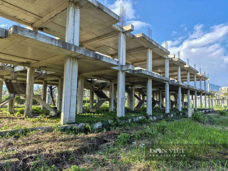 Hàng trăm căn biệt thự, shophouse tại đây mới chỉ hoàn thiện phần thô rồi "đứng hình" suốt nhiều năm. Ảnh: Viết Niệm