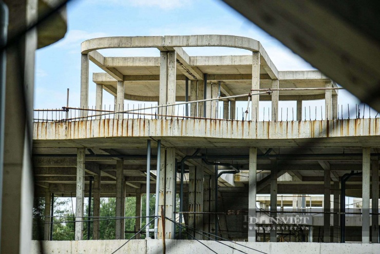 Nằm ở vị trí đắc địa, nhưng sau hơn 5 năm khởi công, dự án Aria Đà Nẵng Hotel &amp; Resort vẫn chỉ là khối nhà dở dang, trơ khung bê tông. Ảnh: Viết Niệm