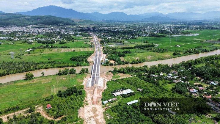 Được kỳ vọng là nhịp cầu nối đôi bờ vui Quảng Nam cũ - Đà Nẵng nhưng đến nay dự án cầu Quảng Đà vẫn chưa phát huy hiệu quả đầu tư. Ảnh: Viết Niệm