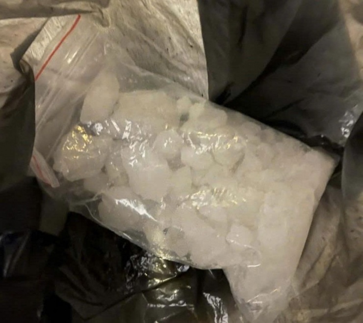 Túi nylon chứa tinh thể rắn màu trắng nghi là ma túy.