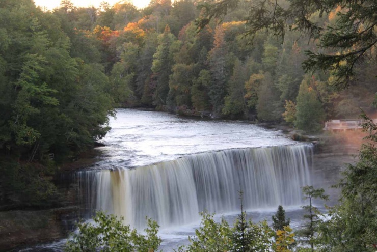 Dẫu không sở hữu những thánh đường cổ kính như ở châu Âu hay các ngôi đền hàng nghìn năm tuổi như các nước châu Á, nước Mỹ lại gây ấn tượng mạnh mẽ nhờ kho tàng thiên nhiên hùng vĩ, được gìn giữ qua hàng chục triệu năm kiến tạo. Ảnh: Cntraveller