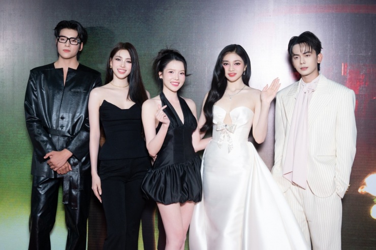 Hoa hậu Tiểu Vy chụp ảnh cùng dàn diễn viên phim Bus: Chuyến xe định mệnh gồm Lê Hoàng Long, Phí Phương Anh, Minh Kiên và Vĩnh Đam.