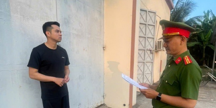 Công an thi hành lệnh bắt tạm giam Đoàn Quang Thịnh.