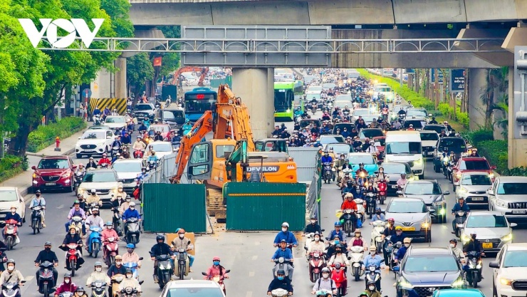 Để thực hiện các dự án chống ngập khẩn cấp, Sở Xây dựng Hà Nội vừa thông báo phương án phân luồng, bảo đảm an toàn giao thông phục vụ thi công từ 15/3 đến hết ngày 31/5. Trong đó, hàng loạt tuyến đường, tuyến phố tại các khu vực phường Hoàn Kiếm, Cửa Nam, Thanh Xuân... bị rào chắn phục vụ thi công.