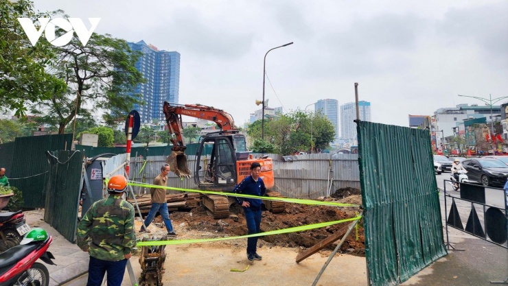 Trong sáng 18/3, bên trong lô cốt&nbsp;tại nút giao Nguyễn Trãi - Giáp Nhất, máy móc công nhân bắt đầu tiến hành thi công hối hả.&nbsp;