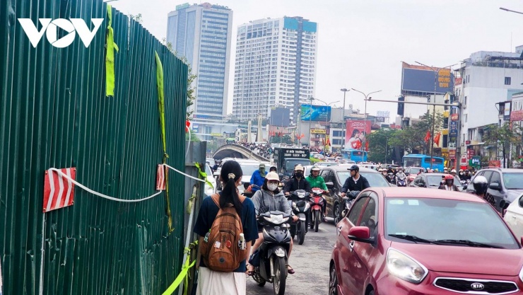Theo anh Minh, tại nút giao Nguyễn Trãi - Giáp Nhất vỉa hè, lòng đường bị lô cốt chiếm dụng khiến người đi bộ phải tràn xuống lòng đường, di chuyển ngược chiều gây gia tăng áp lực giao thông... Mặt đường bị thu hẹp, các làn xe bị dồn lại, khiến việc lưu thông trở nên khó khăn.