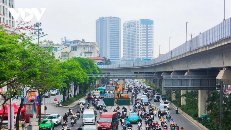 Tại vị trí đường Nguyễn Trãi trước tổ hợp đô thị phức hợp Royal City, các loại phương tiện thi công từ sớm, khẩn trương,&nbsp;đẩy nhanh tiến độ để sớm trả lại mặt đường thông thoáng theo mong mỏi của người dân.