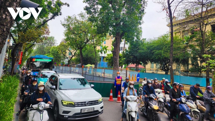 Tình trạng ùn ứ không chỉ xảy ra ở đường Nguyễn Trãi, mà tại đường Quang Trung (phường Cửa Nam, Hà Nội) cũng cùng chung hoàn cảnh.&nbsp;