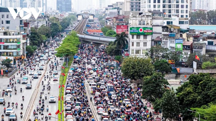 Ô tô,&nbsp; xe máy phải len lỏi qua những khoảng trống hẹp giữa các dải rào tôn và dòng phương tiện phía trước.