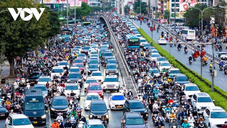 Việc lòng đường bị thu hẹp khiến ùn tắc kéo dài đến tận nút giao Ngã Tư Sở.