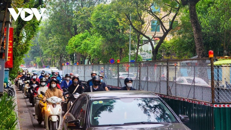 Bề rộng mặt đường còn lại trung bình 5m mỗi bên rào chắn để các phương tiện lưu thông cục bộ qua các vị trí rào chắn phục vụ thi công; tổ chức rào chắn thi công từ 22h hôm trước đến 5h hôm sau, hoàn trả kết cấu mặt đường đến lớp thảm thô bằng với cao độ mặt đường hiện trạng rồi mới tổ chức thi công phân đoạn tiếp theo.