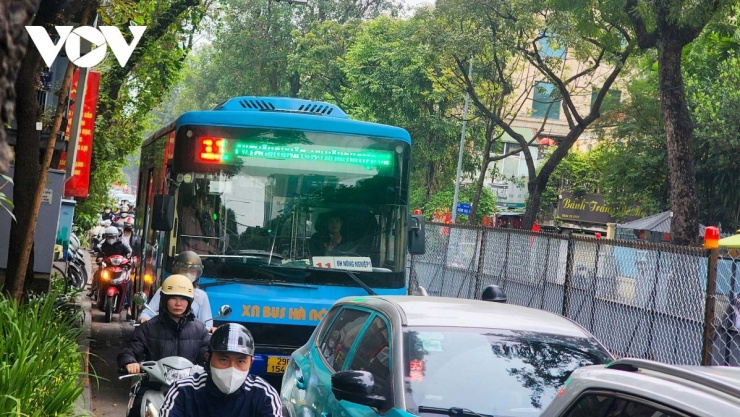 Lô cốt rào chắn, chiếm dụng hơn 1/3 lòng đường Quang Trung khiến giao thông ùn tắc kéo dài vào giờ cao điểm sáng 18/3.