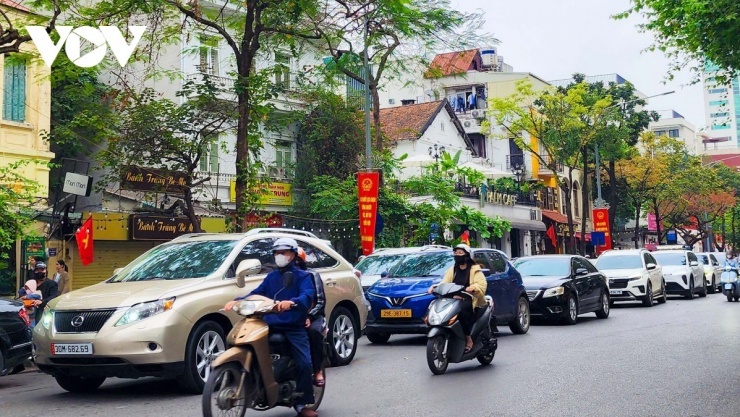 Về việc thi công cống qua đường Tân Nhuệ, lực lượng chức năng sẽ rào chắn cố định ngang đường Tân Nhuệ bằng rào tôn, hai đầu trước vị trí thi công cống ngang đường (cống ngầm qua đê dài 30m). Điều chỉnh tổ chức giao thông cho các phương tiện lưu thông đi vòng tránh qua vị trí thi công theo các hướng: đường Tân Nhuệ - đường Thụy Phương - đường Đông Ngạc - Tân Xuân - Hoàng Tăng Bí và ngược lại, hoặc đường Tân Nhuệ - cống Liên Mạc 1 - phố Tân Phong - cống Liên Mạc 2 - đường Tân Nhuệ và ngược lại.&nbsp;(Ảnh: Ùn tắc kéo dài ở đường Quang Trung)