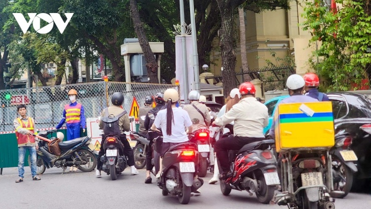 Theo Sở Xây dựng Hà Nội, việc rào chắn tại&nbsp;phố Quang Trung nhằm&nbsp;xây dựng hệ thống thoát nước phố Quang Trung, Quán Sứ giải quyết chống ngập úng khu vực phố Phan Bội Châu - Lý Thường Kiệt và khu phố cổ.