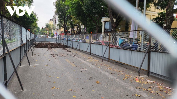 Ngoài Quang Trung,&nbsp;đường Lý Thường Kiệt (phường Cửa Nam) tổ chức rào chắn di động thi công cuốn chiếu bằng rào tôn kết hợp lưới B40 theo từng phân đoạn dài từ 5-10 m, bề rộng đào đường 3,3 m, bề rộng rào chắn 5m trên đường Lý Thường Kiệt (đào giữa tim đường đoạn từ nút giao Lý Thường Kiệt - Phan Bội Châu đến nút giao Lý Thường Kiệt - Quang Trung) để thi công tuyến cống hộp.