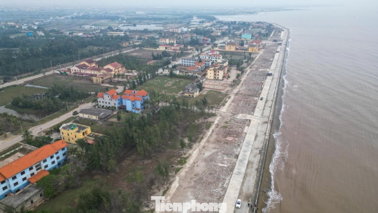 UBND tỉnh Ninh Bình vừa ban hành Kế hoạch phát triển du lịch biển theo 2 giai đoạn. Trước mắt (2026-2027) sẽ chọn các bãi biển đẹp, nước sạch để làm sản phẩm chủ lực, đồng thời tái định vị thương hiệu Quất Lâm và Thịnh Long; tỉnh dự kiến hình thành hai mô hình du lịch nghỉ dưỡng biển gắn với du lịch cộng đồng và làng nghề tại khu vực các xã Hải Thịnh, Giao Ninh và Giao Minh.