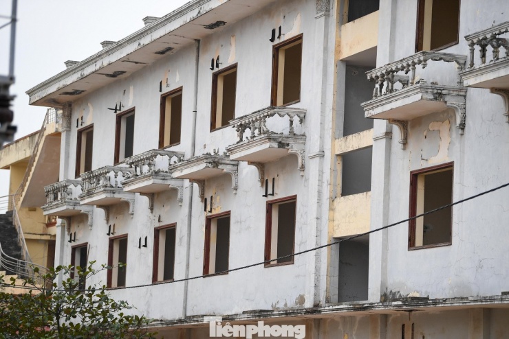 “Khách ít nên chúng tôi tạm đóng cửa, chờ khi nào có dự án cụ thể mới tính chuyện làm lại”, một hộ kinh doanh dịch vụ lưu trú cho biết.