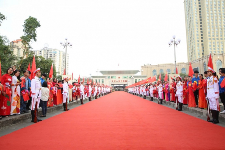 Từ sáng sớm, tại khu vực Cửa khẩu Quốc tế Móng Cái, nơi diễn ra các hoạt động chính thức đầu tiên trong khuôn khổ giao lưu, các lực lượng đã sẵn sàng cho lễ đón Thượng tướng Đổng Quân cùng Đoàn đại biểu Trung Quốc sang tham dự giao lưu. Đội Quân nhạc, đội tiêu binh cùng lực lượng bảo đảm an ninh đã vào các vị trí thực hiện nhiệm vụ, bảo đảm cho sự kiện diễn ra trọng thị, chu đáo, bảo đảm an toàn tuyệt đối.&nbsp;