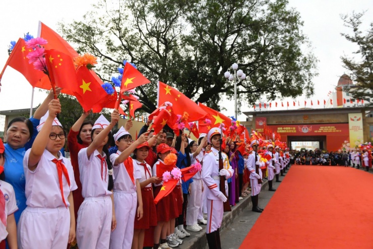 Đông đảo nhân dân và các cháu học sinh vẫy cờ, hoa, hô vang khẩu hiệu "Việt - Trung hữu nghị, Việt - Trung đoàn kết"
