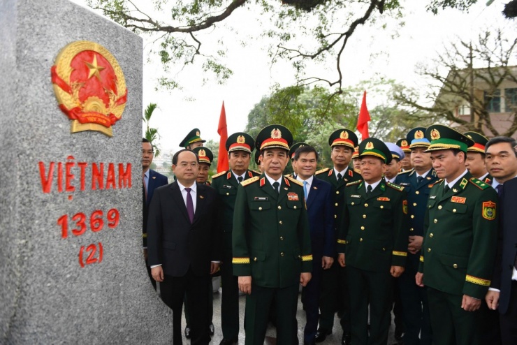 Đại tướng Phan Văn Giang và các đại biểu đoàn đại biểu Bộ Quốc phòng Việt Nam tham quan cột mốc chủ quyền.