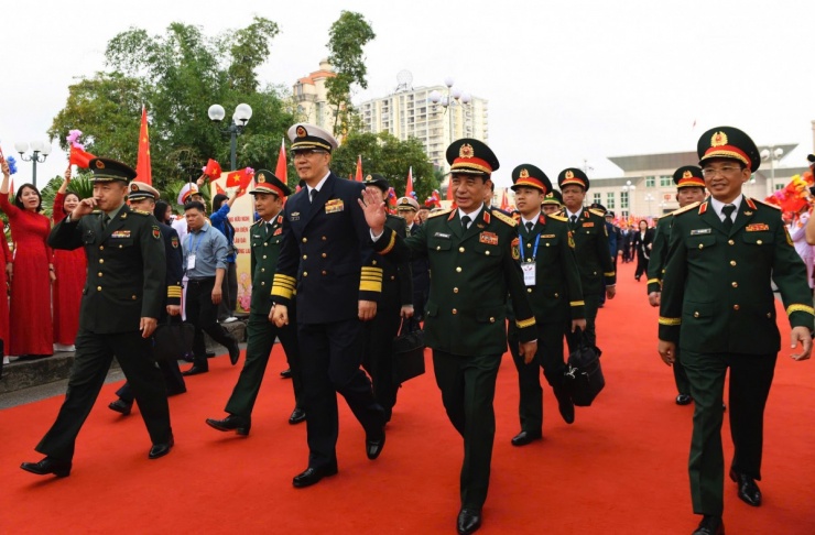 Lễ đón diễn ra trong không khí thắm tình hữu nghị, với đông đảo nhân dân và các cháu học sinh vẫy cờ, hoa, hô vang khẩu hiệu "Việt - Trung hữu nghị, Việt - Trung đoàn kết" chào đón đoàn đại biểu Trung Quốc dọc hai bên cầu Bắc Luân 1.