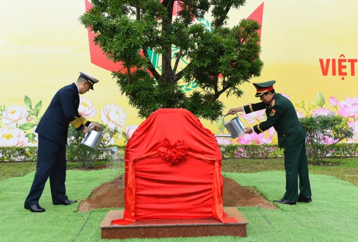 Hai Bộ trưởng đã&nbsp;cùng trồng cây hữu nghị trong khuôn viên Cửa khẩu Quốc tế Móng Cái.