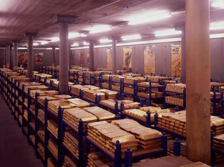 Theo dữ liệu của LBMA, các kho vàng tại London đang lưu trữ hơn 9.200 tấn vàng, với tổng giá trị ước tính khoảng 1.550 tỷ USD. Ảnh: The Independent