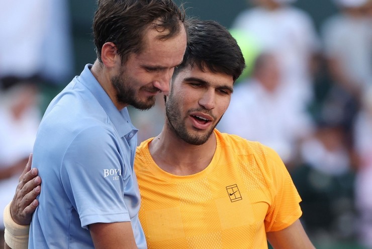 Medvedev "tái sinh" đỉnh cao, Alcaraz - Sinner có thêm đối thủ đua Grand Slam