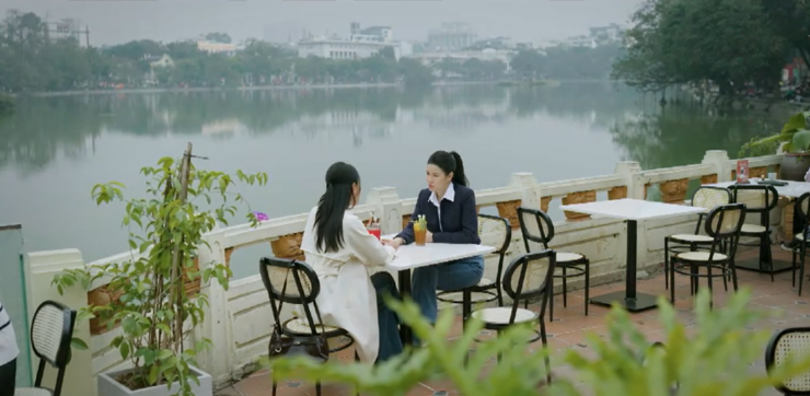 Đồng nghiệp khuyên Lam Anh cân nhắc kỹ trong chuyện tình cảm với Minh Kiên. Ảnh VTV