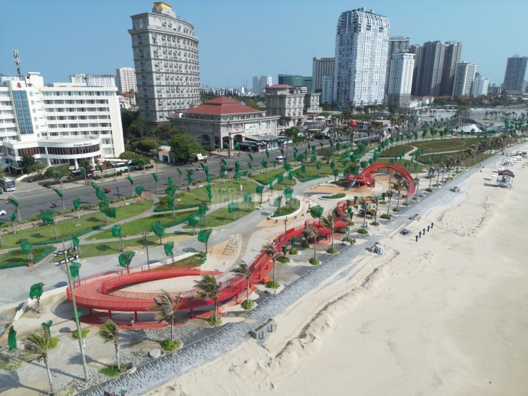 Công viên Bãi Sau là một phần của dự án chỉnh trang trục đường Thùy Vân với tổng mức đầu tư hơn 1.000 tỉ đồng, quy mô gần 20 ha, kéo dài hơn 3 km dọc bờ biển. Công trình được kỳ vọng tạo không gian công cộng hiện đại, phục vụ người dân và hàng chục ngàn du khách mỗi dịp cuối tuần. Tuy nhiên, thực trạng cát vùi lấp đang đặt ra thách thức lớn trong công tác vận hành và duy trì cảnh quan.