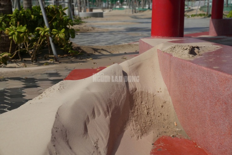 Ghi nhận thực tế cho thấy, cát phủ kín từ bồn cây, khu vui chơi trẻ em đến cả các hạng mục như ao cảnh quan, thùng rác, thậm chí tràn sát mép đường. Có nơi lớp cát dày hơn 10 cm, khiến không gian vốn được thiết kế hiện đại trở nên nhếch nhác.