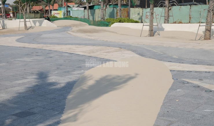 Đây cũng không phải là tình trạng hiếm thấy, vì trước đây khi chưa xây dựng công viên thì khu vực Bãi Sau đã xuất hiện tình trạng này, tuy nhiên thời điểm trên được che chắn bởi hàng loạt nhà hàng ven biển, cây cối, thảm thực vật.