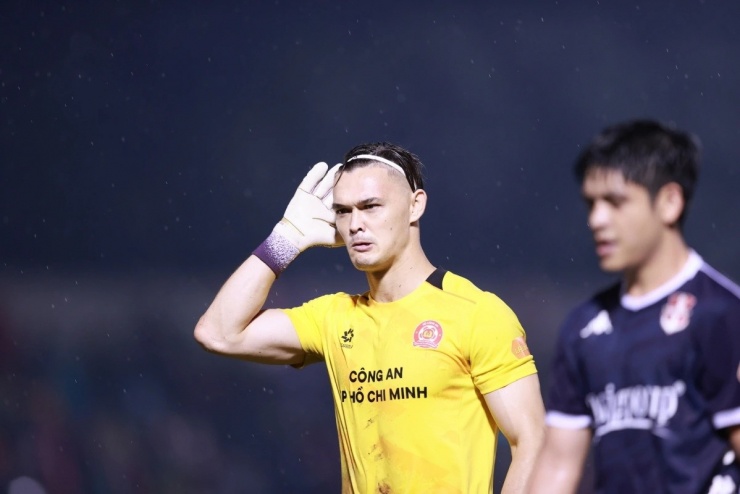 Thủ môn Patrik Lê Giang đã hoàn tất thủ tục nhập quốc tịch từ việt Nam, nhưng vẫn đang trong quá trình xem xét từ FIFA và các Liên đoàn bóng đá quốc gia để có thể chuyển đổi liên đoàn đại diện và thi đấu cho ĐT Việt Nam. (Ảnh: VPF)