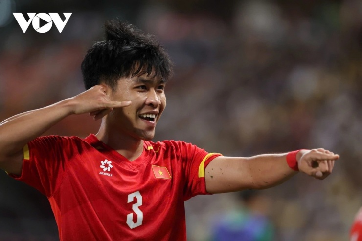 Trung vệ Phạm Lý Đức là gương mặt nổi bật đã cùng U23 Việt Nam giành HCV SEA Games 33 và hạng ba U23 châu Á 2026. Tuy nhiên, Phạm Lý Đức bỏ lỡ cơ hội lên ĐT Việt Nam do đang phải chấp hành án phạt từ AFC sau tấm thẻ đỏ trong trận gặp U23 Trung Quốc ở bán kết U23 châu Á.