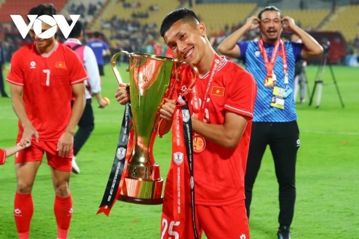 Tiền vệ Doãn Ngọc Tân là nhân tố quan trọng của ĐT Việt Nam trên hành trình vô địch ASEAN Cup 2024 và là đầu tàu giúp Thanh Hóa trụ vững ở V-League giữa bối cảnh khủng hoảng nhân sự vì án phạt cấm chuyển nhượng của FIFA. Tuy nhiên, “máy quét” này không được triệu tập trong đợt tập trung tháng 3/2026. Đáng chú ý, HLV Kim Sang Sik không gọi tiền vệ phòng ngự nào, mà lựa chọn các tiền vệ trung tâm có thiên hướng tấn công để chuẩn bị cho 2 trận đấu sắp tới với Bangladesh và Malaysia.