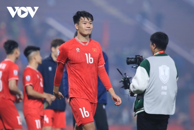 Trung vệ Nguyễn Thành Chung là người gánh vác hàng thủ ĐT Việt Nam trên hành trình vô địch ASEAN Cup 2024 và vẫn thể hiện phong độ tốt trong chuỗi chiến thắng gần đây của Hà Nội FC. Dẫu vậy, trung vệ 28 tuổi không được HLV Kim Sang Sik lựa chọn trong đợt tập trung lần này.