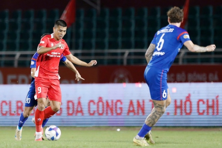 Tiền đạo Đinh Thanh Bình có tên trong danh sách sơ bộ của ĐT Việt Nam theo thông báo từ CLB CA TP.HCM, nhưng không góp mặt trong danh sách chính thức. (Ảnh: VPF)