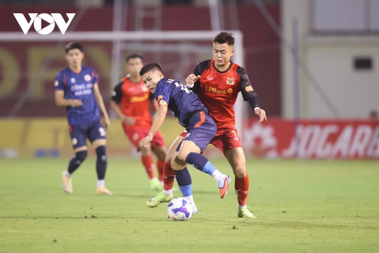 Tiền vệ Nguyễn Đức Chiến có tên trong danh sách sơ bộ của ĐT Việt Nam theo thông báo từ CLB Ninh Bình, nhưng không được HLV Kim Sang Sik lựa chọn khi công bố danh sách chính thức.