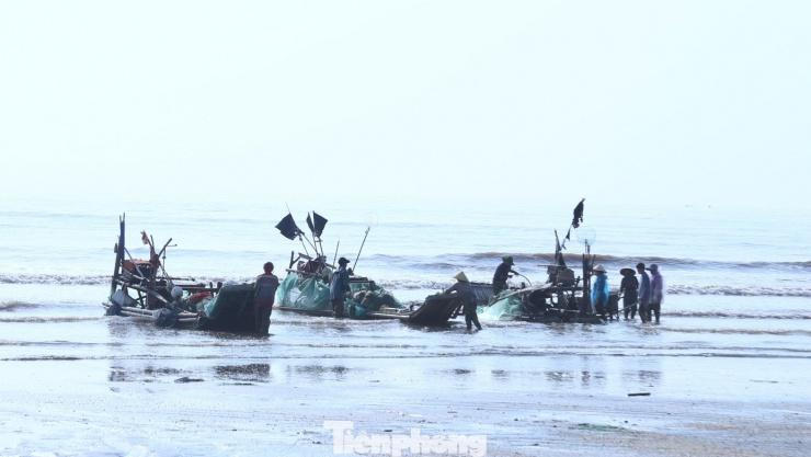 Khoảng 8 giờ sáng, khi ánh nắng bắt đầu phủ kín bãi biển xã Hải Châu (Nghệ An), cũng là lúc hàng trăm chiếc bè mảng nối đuôi nhau cập bờ. Làng biển bỗng trở nên rộn ràng, náo nhiệt với tiếng sóng vỗ, tiếng gọi nhau í ới hòa trong những tràng cười giòn tan của ngư dân sau chuyến biển bội thu.