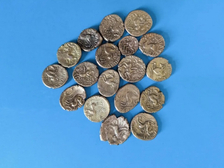 Kho báu gồm 18 đồng xu được tìm thấy bởi người dò tìm kim loại. Ảnh: Jam Press/Noonans/Tom Licence
